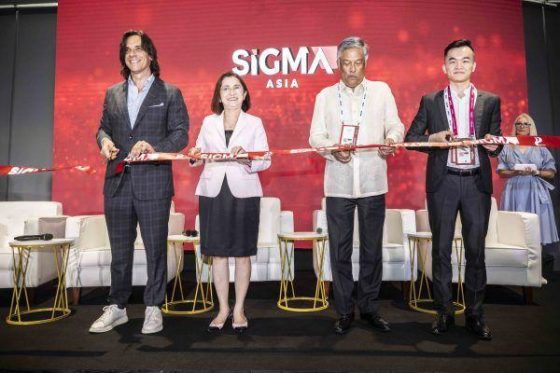eman on stage sigma asia