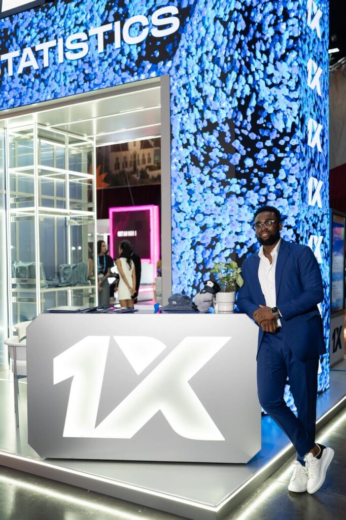 photo 5296459099002312525 y